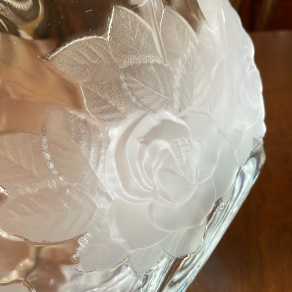 Mikasa Studio Nova Winter Rose serving reversed frosted cameo large bowl 12”x5” - Picture 5 of 9